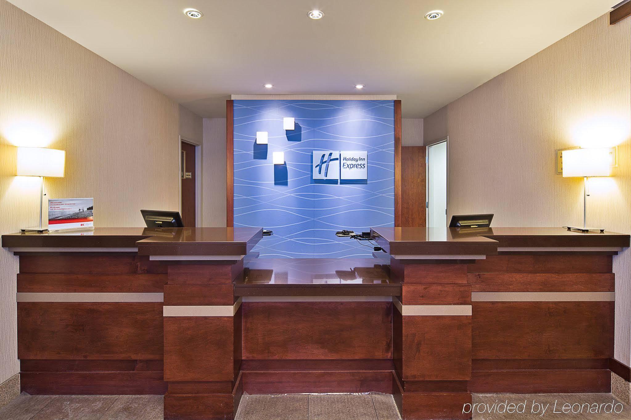 Holiday Inn Express Hotel & Suites Ottawa Airport By Ihg Exterior photo