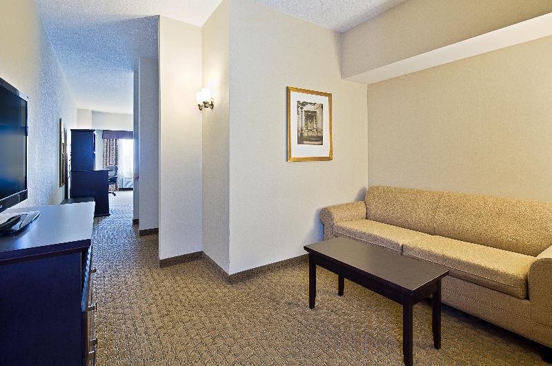 Holiday Inn Express Hotel & Suites Ottawa Airport By Ihg Exterior photo