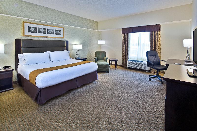 Holiday Inn Express Hotel & Suites Ottawa Airport By Ihg Exterior photo